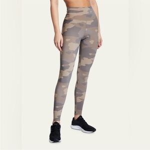 Alo Yoga "Vapor" performance leggings in camouflage-print with a matte finish.